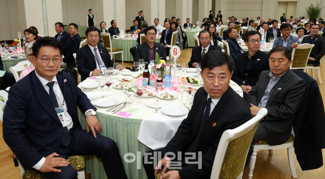 [포토]환영사 듣는 남측 참석자들