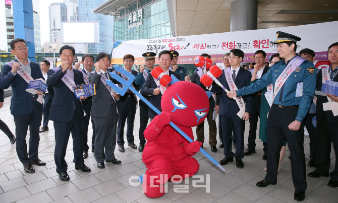 [포토]'의심하고, 전화 끊고, 확인하고'