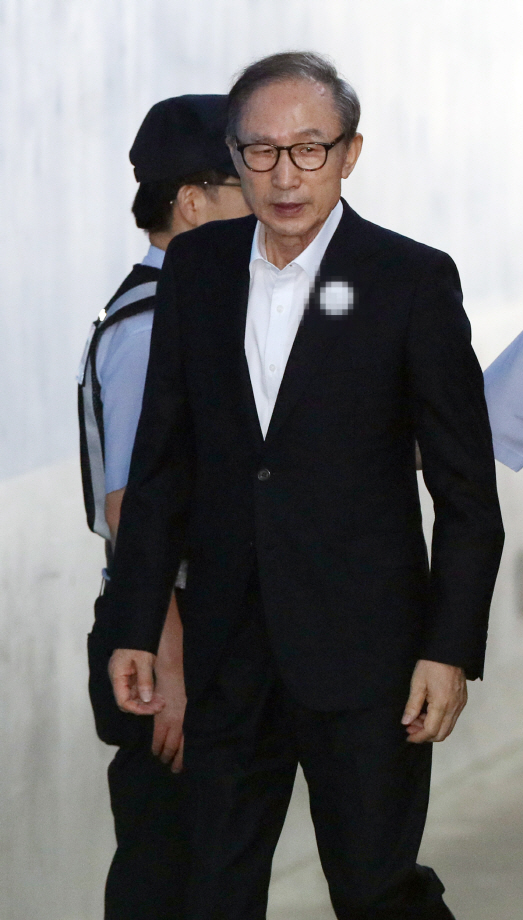 MB 1심서 징역 15년 선고…法 "다스 실소유주하며 횡령·뇌물수수"(종합)