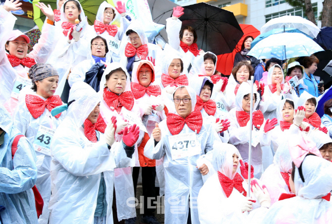 [포토] 넥타이마라톤 대회 응원하는 넥타이부대