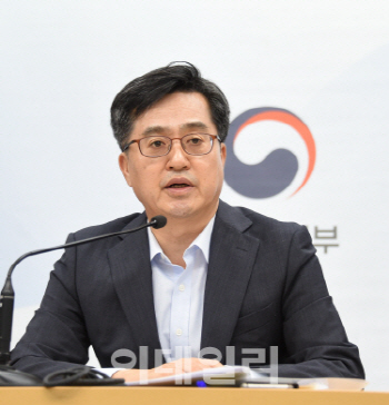 출국하는 김동연…환율·고용·성장률 ‘삼중고’