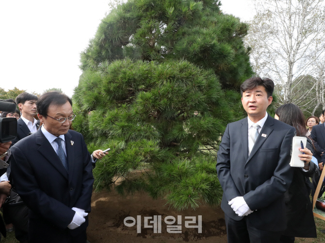 [포토]10·4 남북공동선언 기념 소나무 찾은 이해찬 대표와 노건호씨