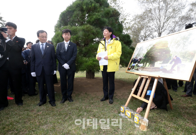 [포토]평양 중앙식물원  10·4 남북공동선언 기념 소나무 앞에서