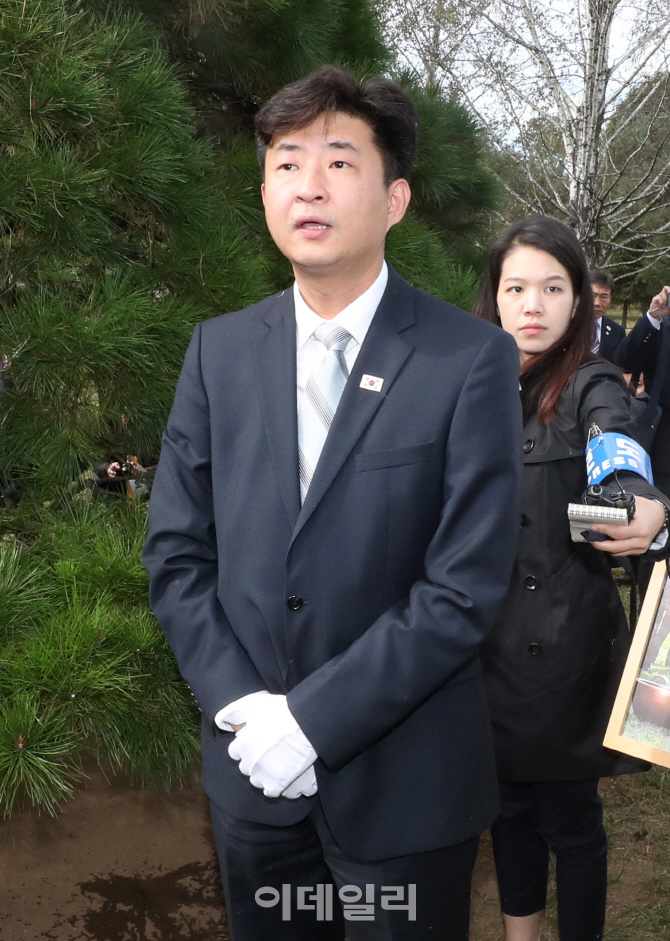 [포토]‘노무현 소나무‘ 앞에 선 노건호 “눈시울 뜨거워져”