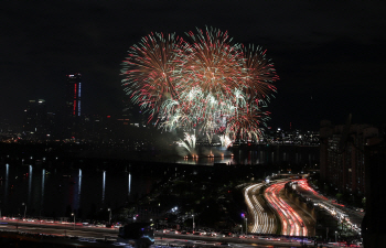 태풍 피한 한화 불꽃축제, 100만 관람객 운집 속 성료