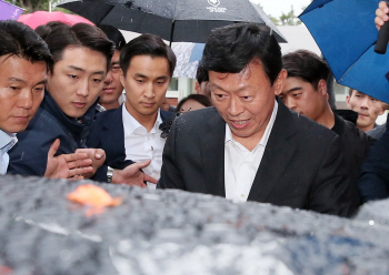 '청탁 대상' 롯데免 운명은…"관세청 판단 기다려봐야"