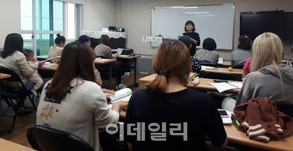 아이 업고 "가나다라"…이주여성 한국어교실 '열공중'