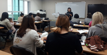 아이 업고 "가나다라"…이주여성 한국어교실 '열공중'