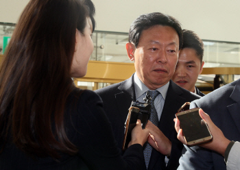 신동빈, 8개월 만에 출근…현안보고회의로 경영정상화 ‘첫 발’