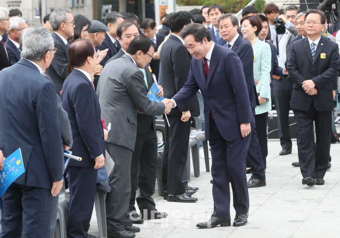 [포토]제572돌 한글날 경축식, '악수하는 이낙연-이해찬'