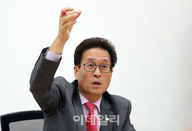 [인터뷰]①함진규 "'변형된 대통령제' 당 개헌안, 이달 발표"