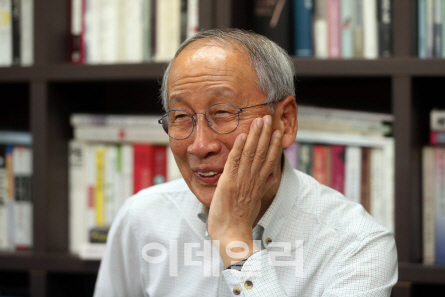 윤여준 “전원책 ‘칼자루’, 허세…총선서 50석 어렵단 말도”