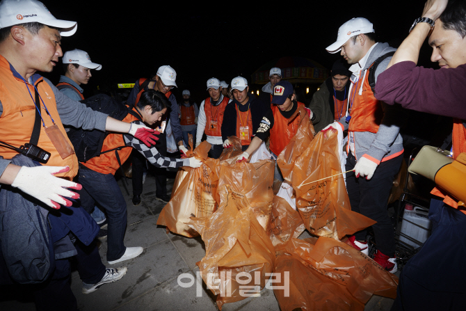 한화, 창립 66주년 릴레이 봉사로 기린다…22개 계열사 3400여명 참가