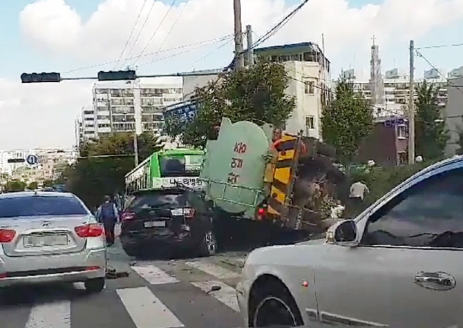 인천서 살수차가 SUV 차량 들이받아…3명 중·경상