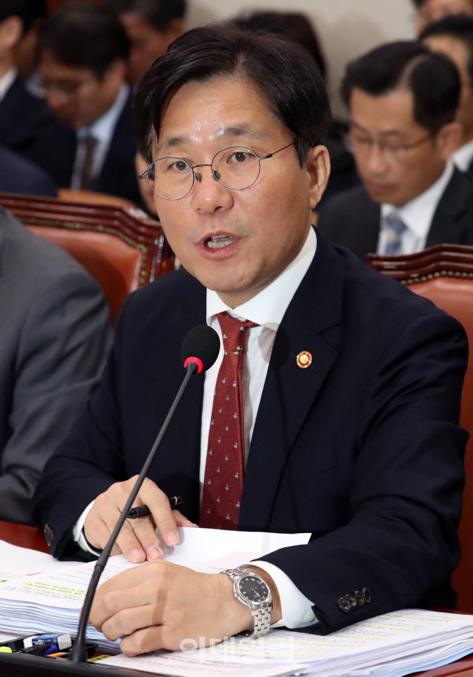 [포토]의원 질의 답하는 성윤모 장관