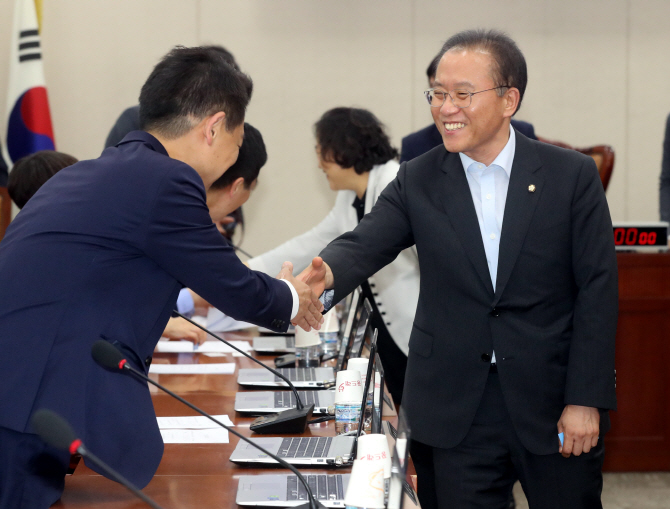 "인구소멸 위험 지차체 85%가 공무원 정원 늘려"