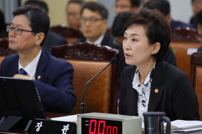김현미 장관 "2~3년 후에 SOC 예산 늘어날 것"