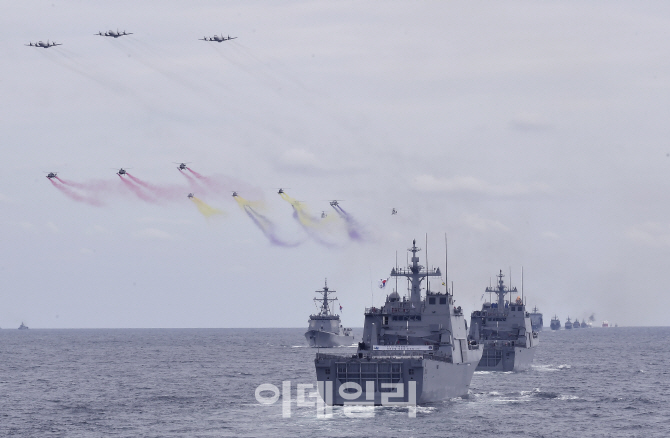 10년만에 열린 국제관함식…한국 해군력 위용 과시