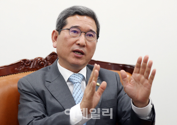 [인터뷰]①김학용 "주휴수당 폐지하면 2020년 최저임금 1만원 가능"