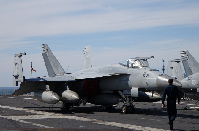 [포토] 미국 레이건함에 탑재된 F-18 전투기