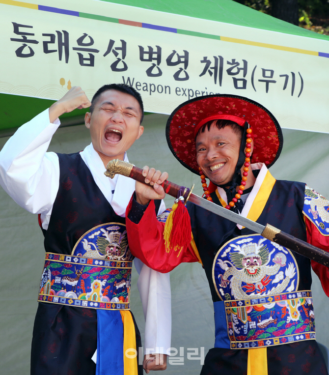 [포토] 동래읍성역사축제가 즐거운 외국인