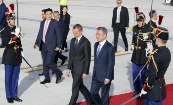 文대통령, 프랑스 파리 도착…14일 BTS·15일 마크롱 대통령 만난다