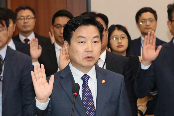 홍종학 장관 "민간주도 개방형 혁신 전환에 총력"
