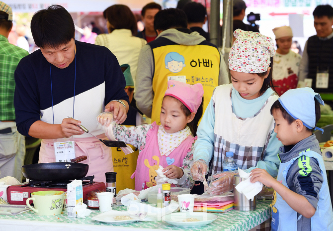 [포토] 아빠와 함께 젓갈요리