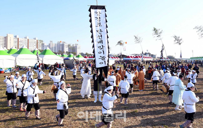 [포토] 젓갈축제장서 펼치는 만선뱃놀이