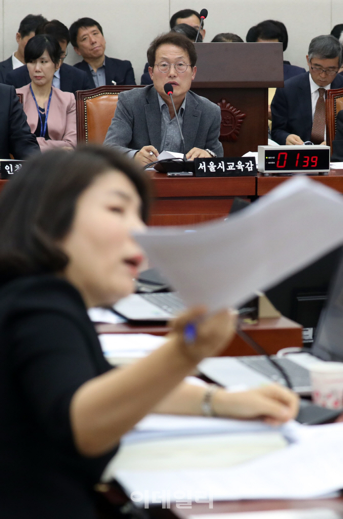 [포토]전희경 의원에게 답하는 조희연 서울시 교육감