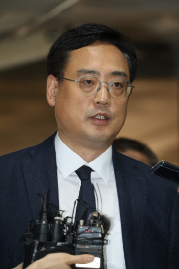 '태블릿 조작설' 변희재 "구속, 방어권 제한…결과 수용 못 할지도"