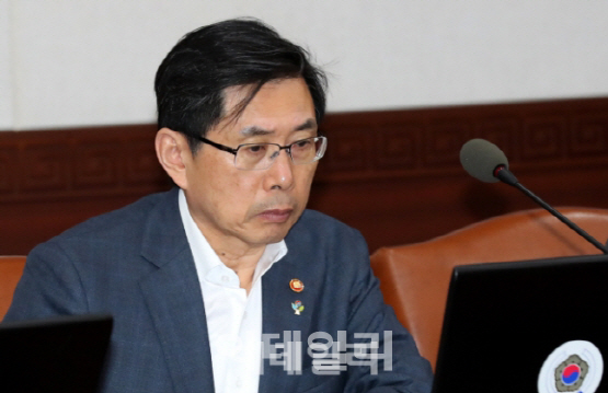 박상기 법무장관 "가짜뉴스 엄정 대처" 지시