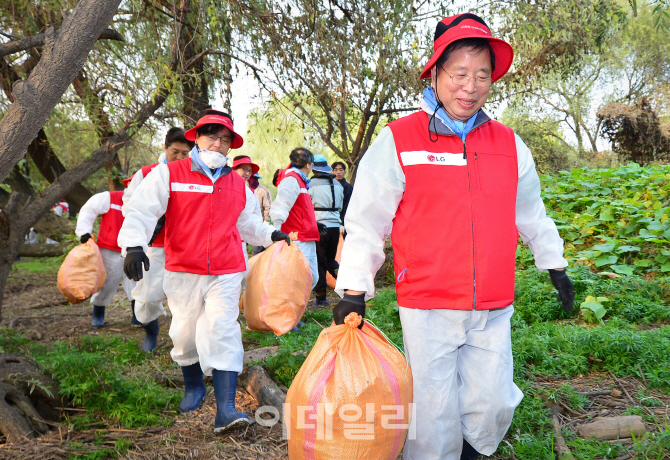 박진수 LG화학 부회장, 임직원들과 밤섬 대청소 나서