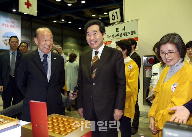 [포토] 적십자 바자 찾은 이낙연 총리