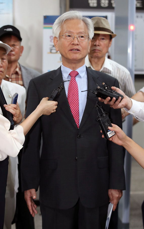 "문재인 공산주의자" 고영주 형사상 '무죄'…손해배상 책임은 인정