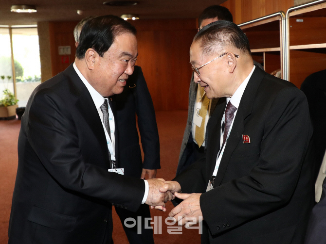 [포토] 북측 인사 만나는 문희상 국회의장
