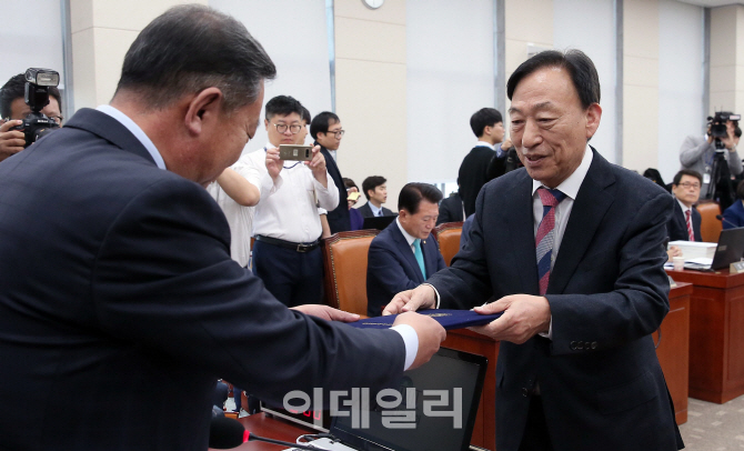 [포토]선서문 전하는 설동호 대전시 교육감