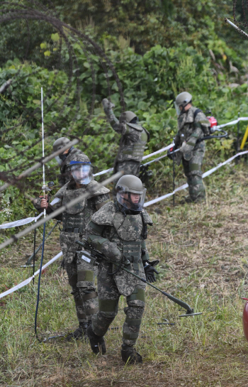 靑임종석, DMZ 방문해 지뢰제거 현장 점검