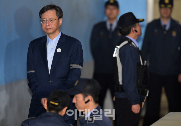 '국정농단 묵인' 우병우, 변호사 시절 수사무마 대가로 10억 챙겨