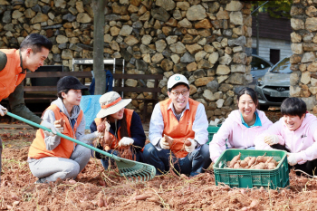 한화갤러리아, 김은수 대표 등 임직원 강화 우리마을 봉사