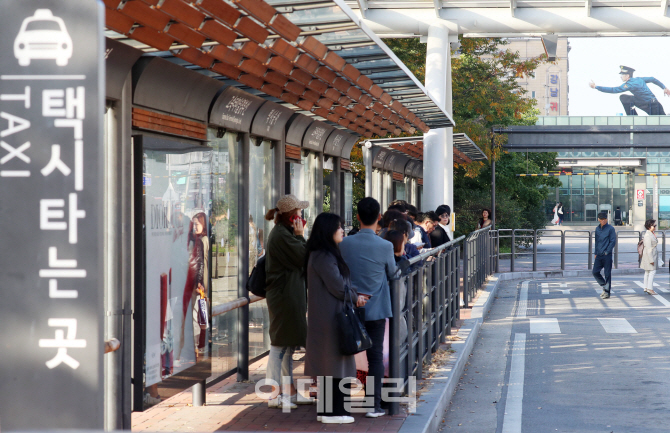 [포토]'오지않는 택시 기다리는 시민들'