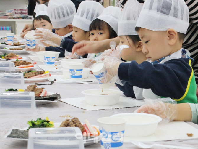 [포토]농협 하나로마트, '제2회 어린이 요리 체험교실' 개최
