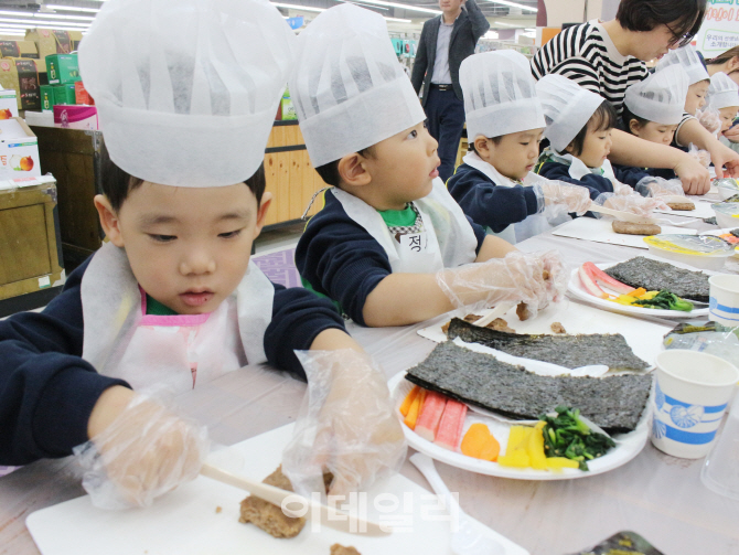 [포토]농협 하나로마트, '제2회 어린이 요리 체험교실' 열어
