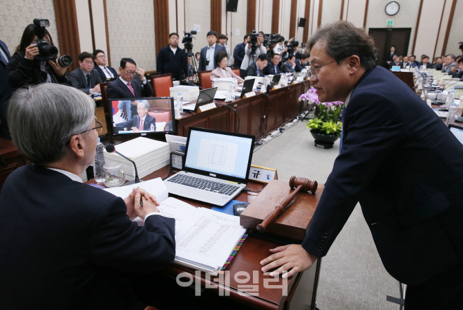 [포토]대화하는 여상규 위원장-송기헌 의원