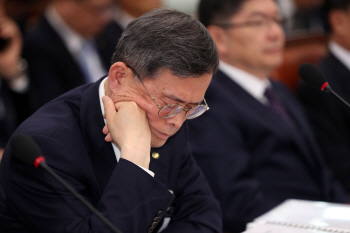 ‘한수원 탈원전 보고서’ 논란…숨겼다 vs 오류 탓