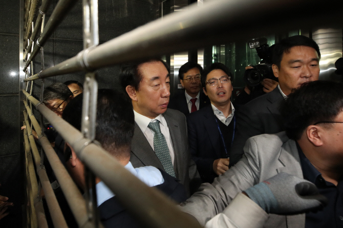 [2018국감]김성태 한국당 원내대표 시청 진입 시도에 서울시 국감 파행