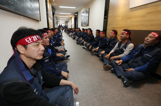 한국GM 노조, 사장실 입구 점거…“법인분리 주총 저지”