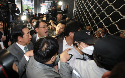 국감 중 서울시청서 몸싸움한 한국당…전례 드문 ‘뜬금포’
