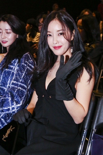 블랙 드레스 입은 효민, 플래시에도 굴욕 없는 미모