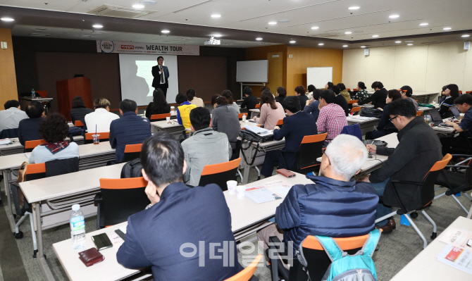 [포토]이데일리와 함께하는 웰스투어, '강연하는 박용민 대표'